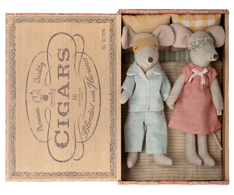 MAILEG-Mum & Dad Mice in Cigar Box -douceursoft.com